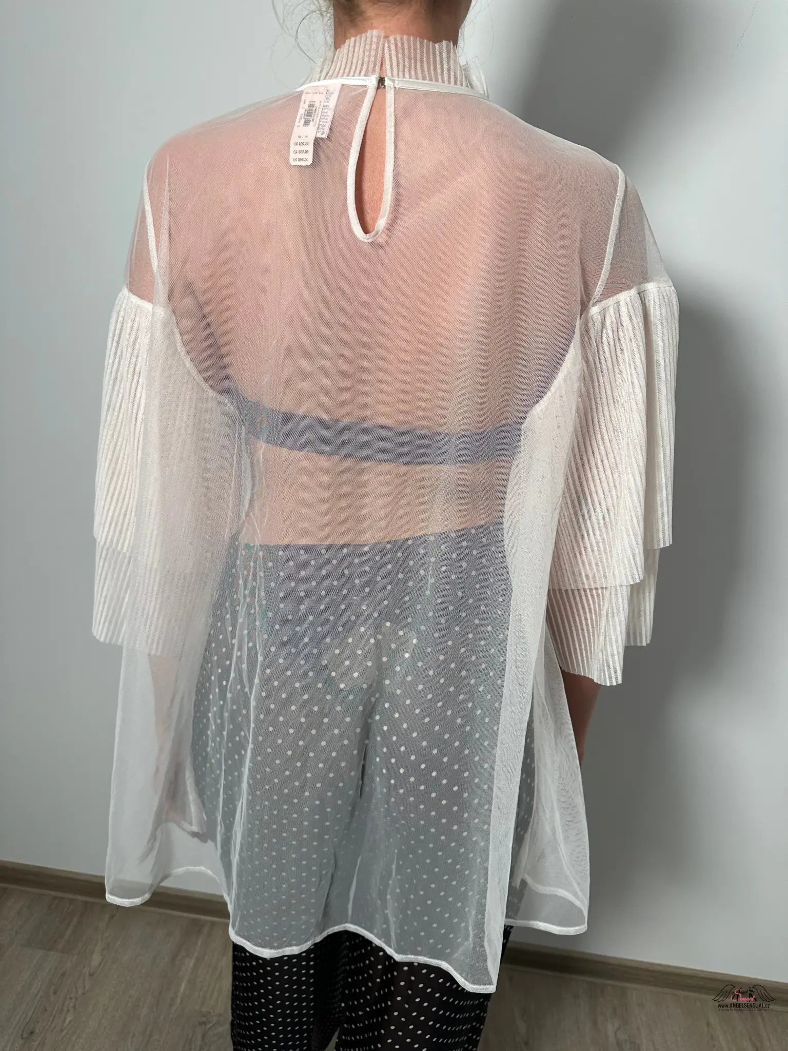 Průsvitná halenka Victoria’s Secret Halenka s Kamínky a jemnou halenkou kolem krku