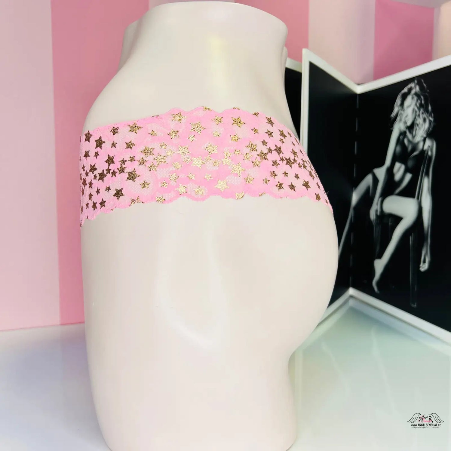 Růžové krajkové tanga se zlatými hvězdičkami od Victoria’s Secret