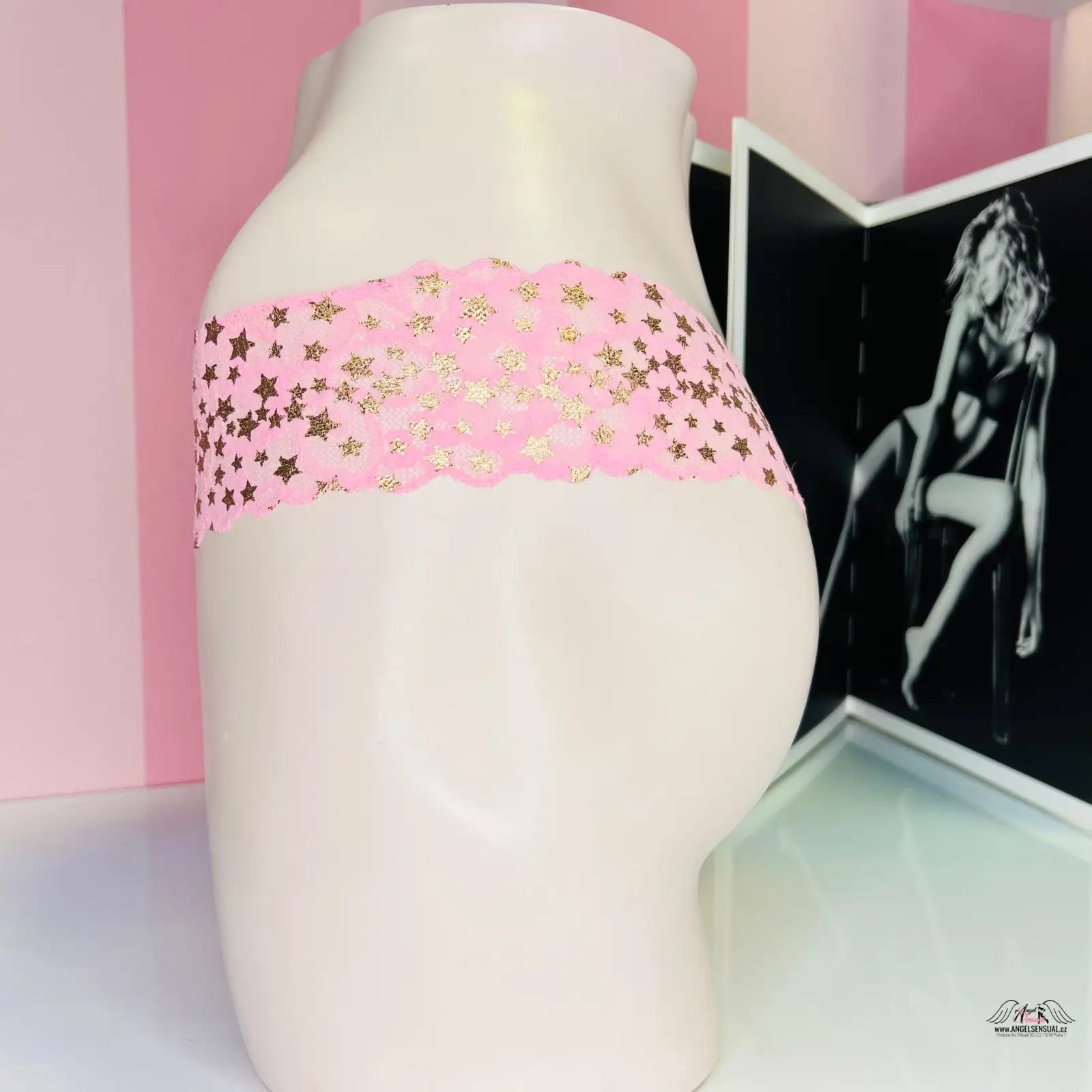 Růžové krajkové tanga se zlatými hvězdičkami od Victoria’s Secret