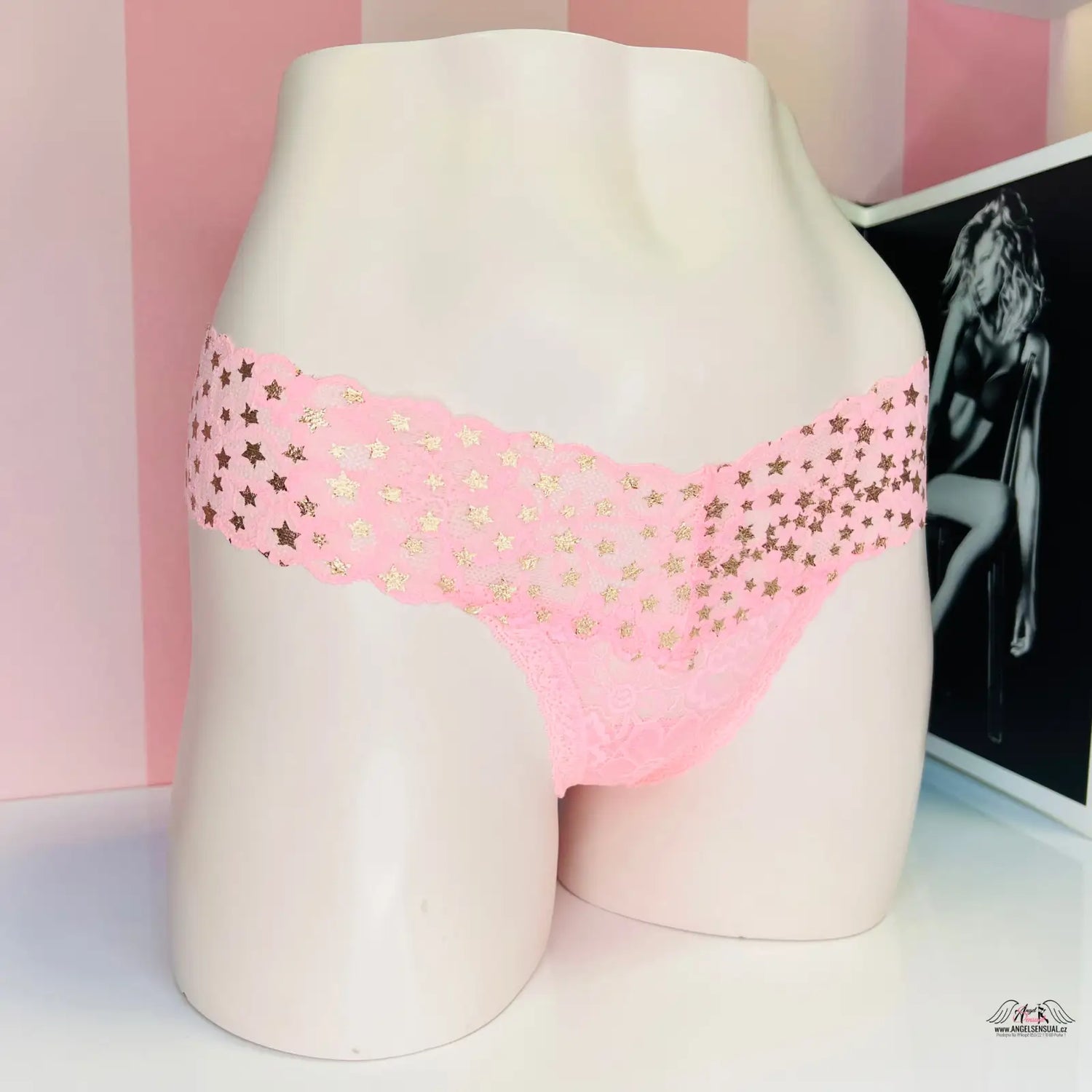 Růžové dámské spodní prádlo se starožitnými hvězdičkami od Victoria’s Secret