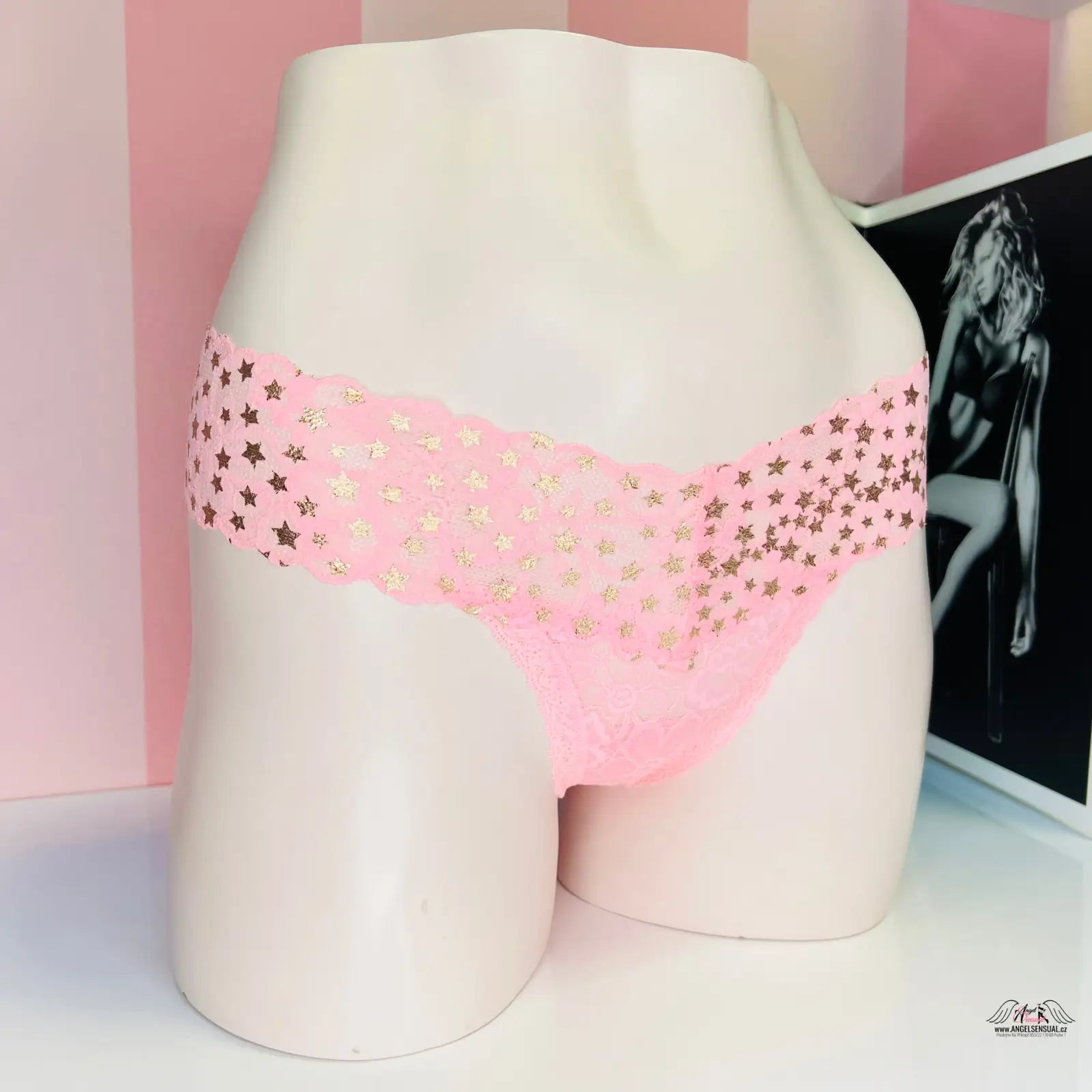 Růžové dámské spodní prádlo se starožitnými hvězdičkami od Victoria’s Secret