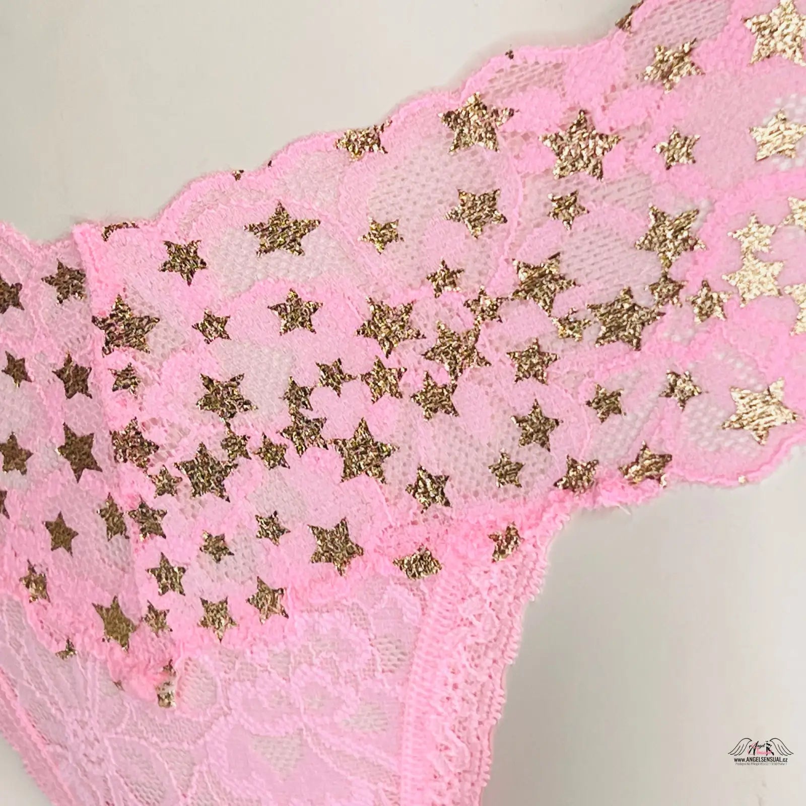 Růžová krajková tanga se zlatými hvězdičkami od Victoria’s Secret