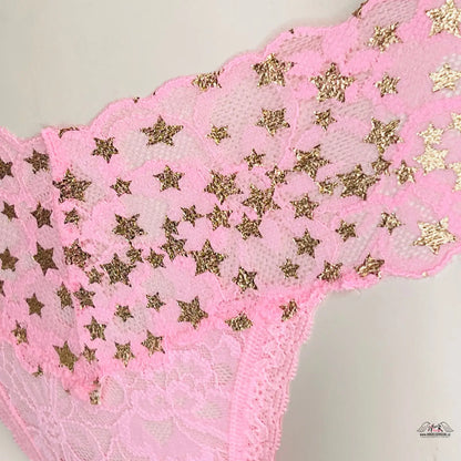Růžová krajková tanga se zlatými hvězdičkami od Victoria’s Secret
