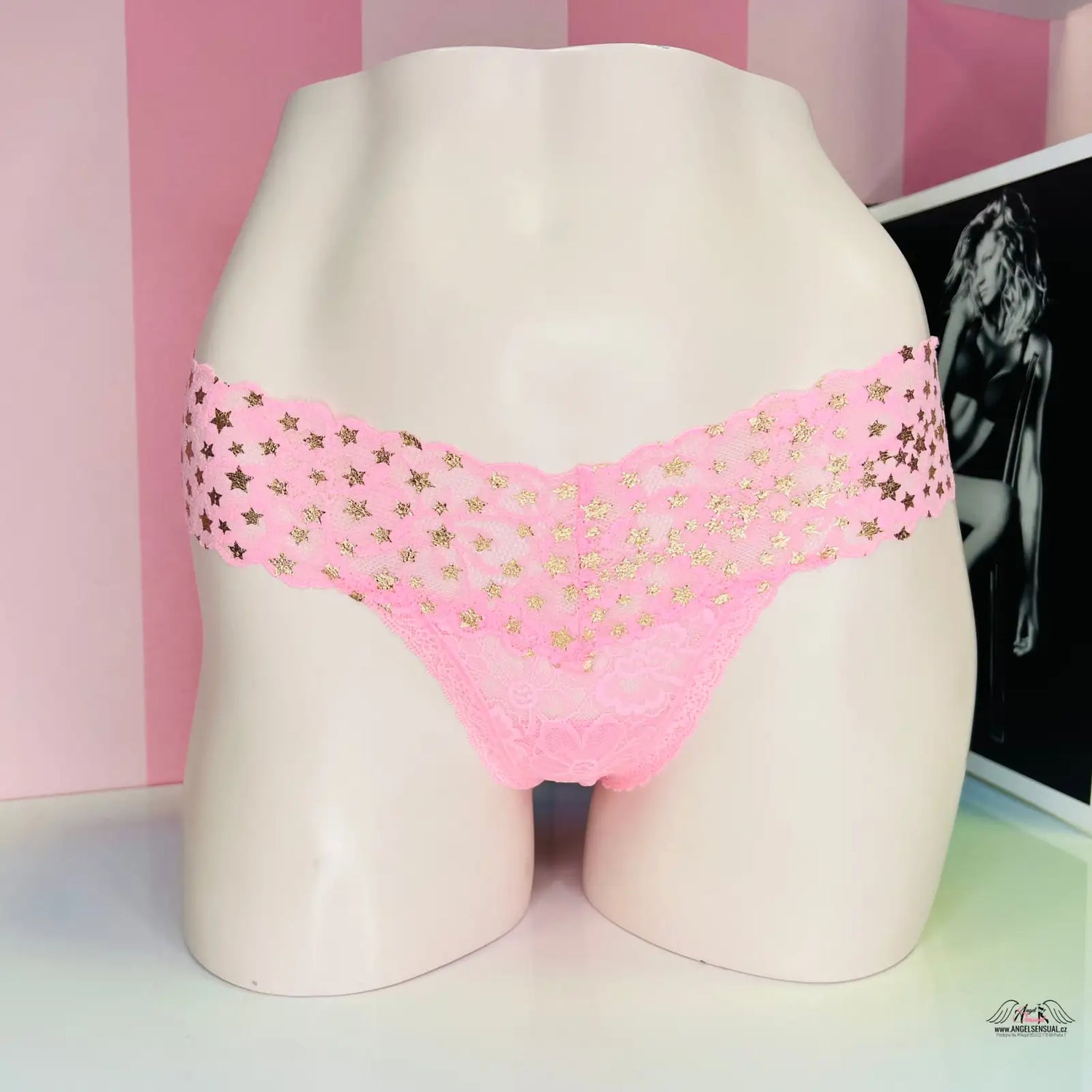 Růžová krajková tanga se zlatými hvězdičkami od Victoria’s Secret pro elegantní vzhled