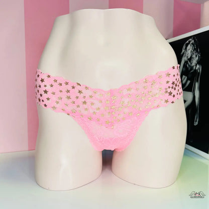 Růžová krajková tanga se zlatými hvězdičkami od Victoria’s Secret pro elegantní vzhled