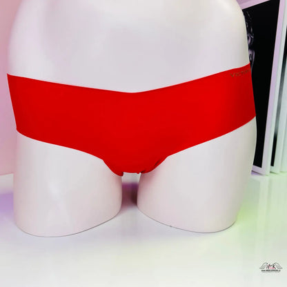 Bílá mannequin zobrazující Půvabné Bezešvé Kalhotky se Zlatou Výšivkou