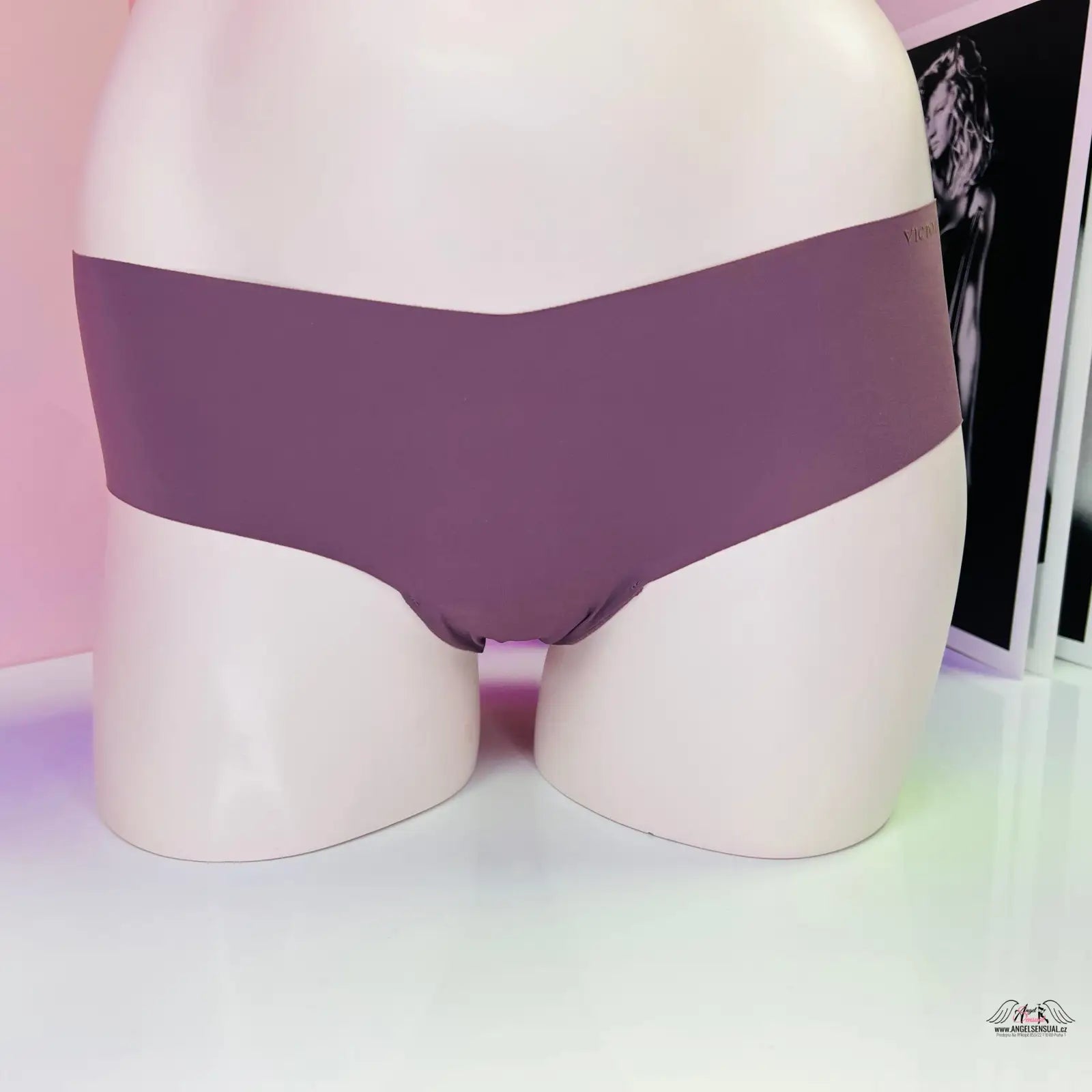 Bílá mannequine s Půvabné Bezešvé Kalhotky se Zlatou Výšivkou na prezentaci produktu