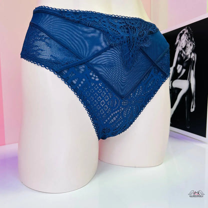 Modré tanga Půvabný Pocit s elegantní krajkou a vysokým pasem na černobílém pozadí