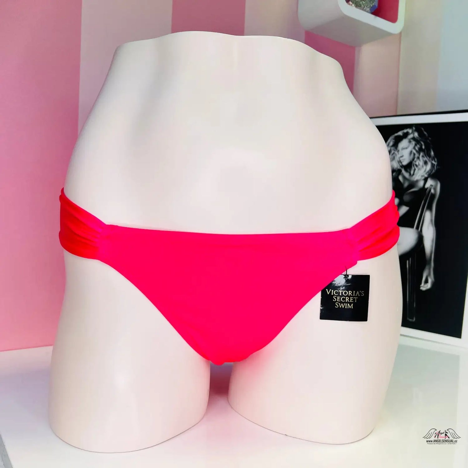 Růžové bikinové kalhotky s lesklými akcenty pro elegantní plavkový styl