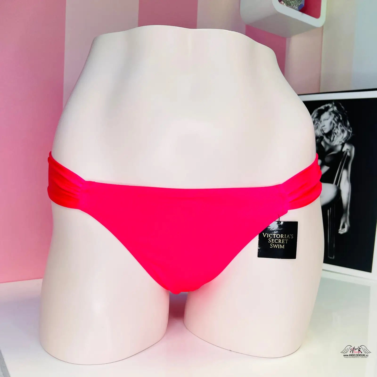 Růžové bikinové kalhotky s lesklými akcenty pro elegantní plavkový styl