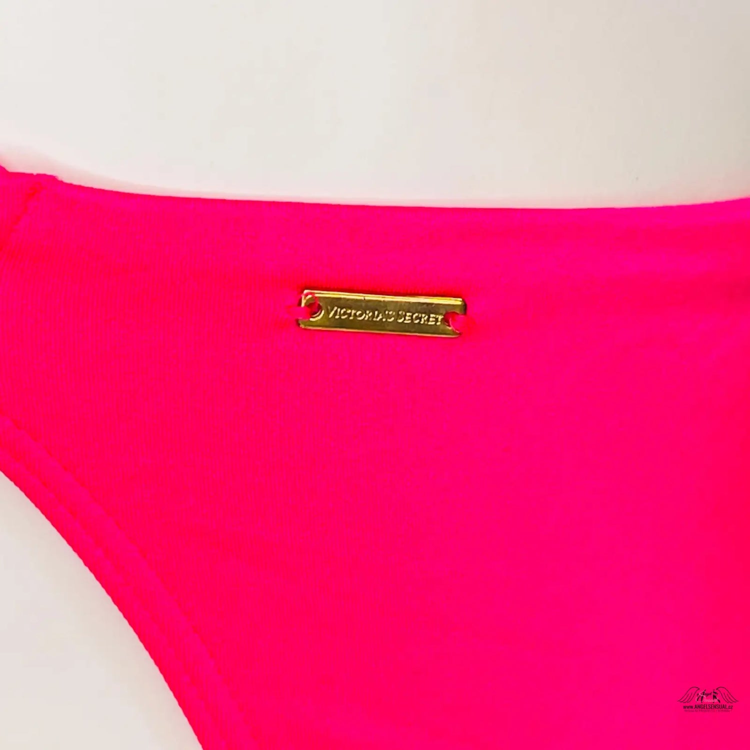 Horkorůžový bikini spodní díl s zlatým štítkem pro elegantní vzhled