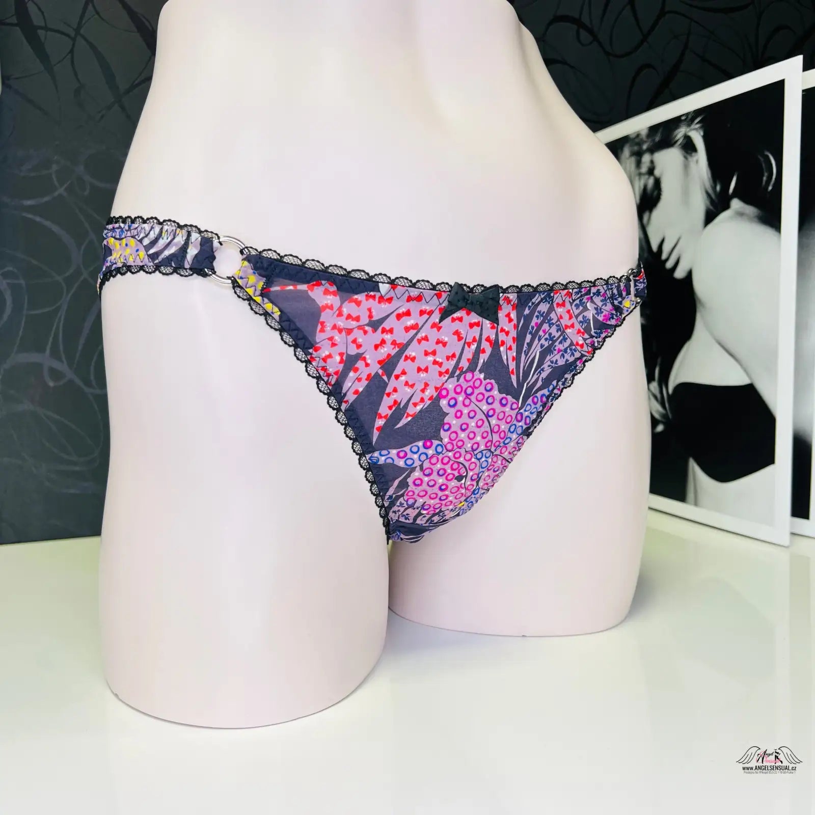 Floral print thong Riva Kalhotky pro elegantní vzhled a sebevědomí