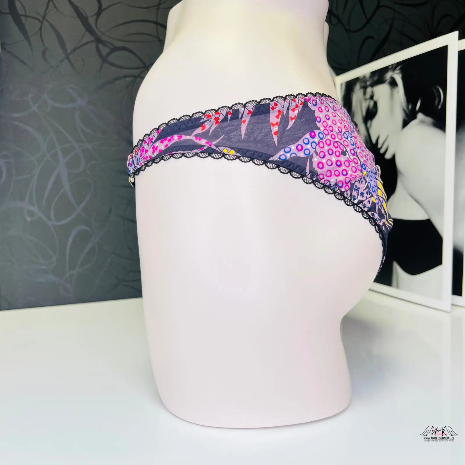 Floral print dámské thong kalhotky Riva Kalhotky pro elegantní vzhled