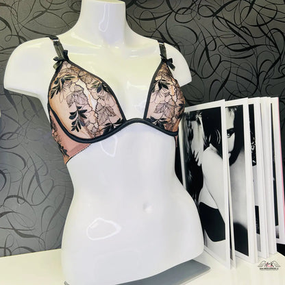 Mannequin s podprsenkou Petra a časopisem na stole pro Romantické kouzlo
