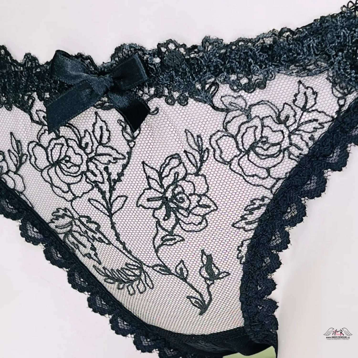 Růžové krajkové kalhotky s mašličkou od Agent Provocateur, elegantní design
