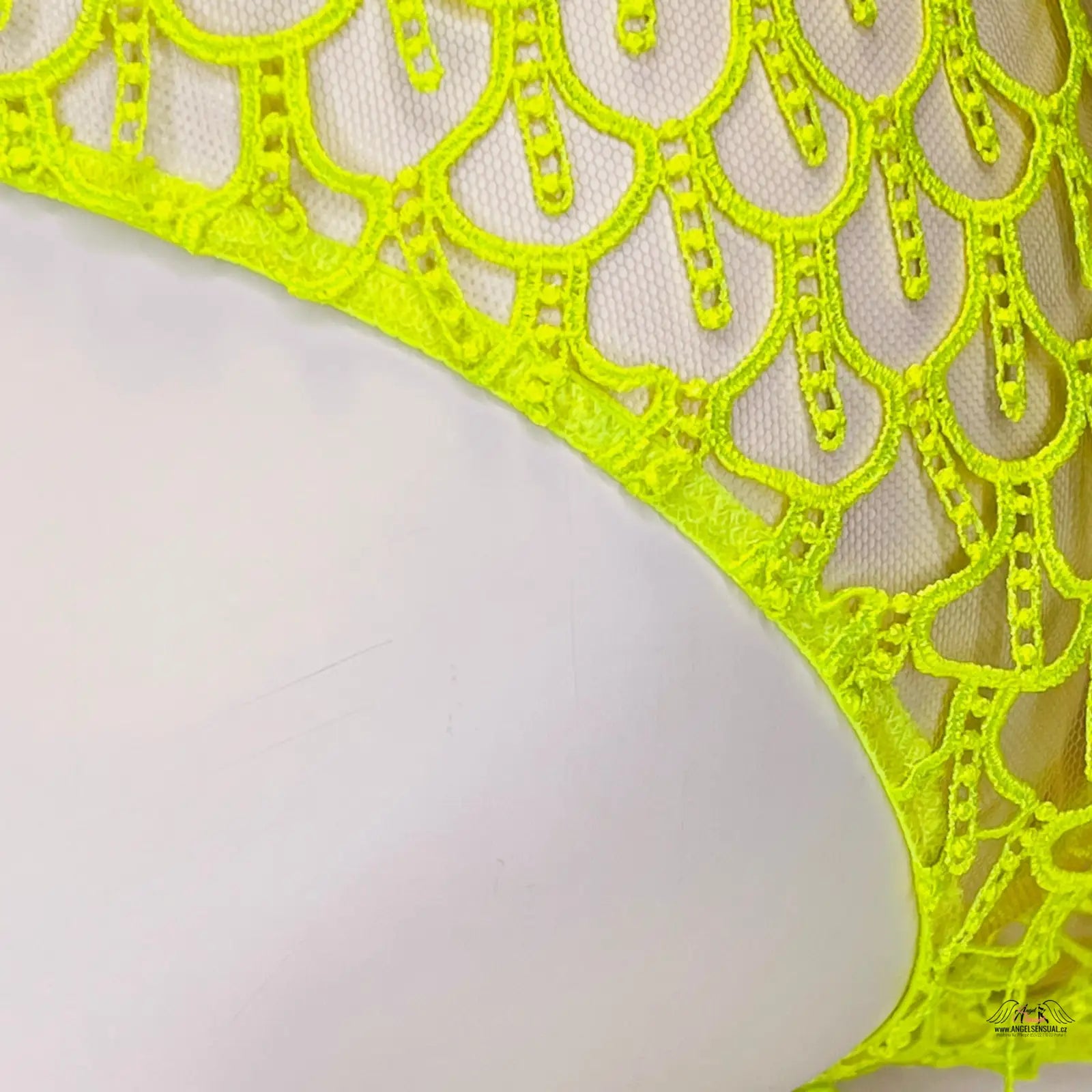 Žlutý krajkový podprsenkový top na bílém pozadí s kalhotkami Axis Brief Lime