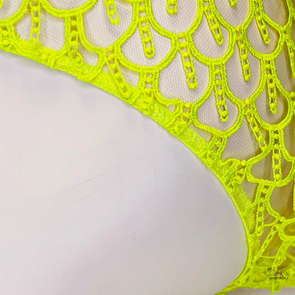 Žlutý krajkový podprsenkový top na bílém pozadí s kalhotkami Axis Brief Lime