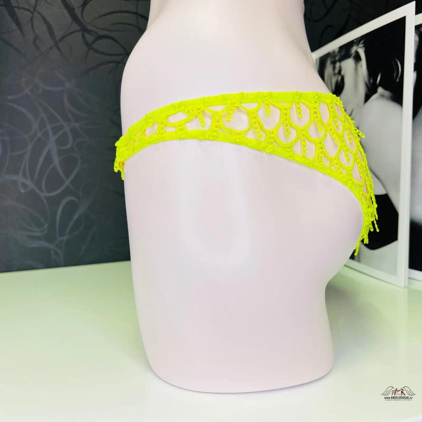 Neonově žlutý krajkový lem na kalhotkách Axis Brief Lime inspirovaných 70. lety