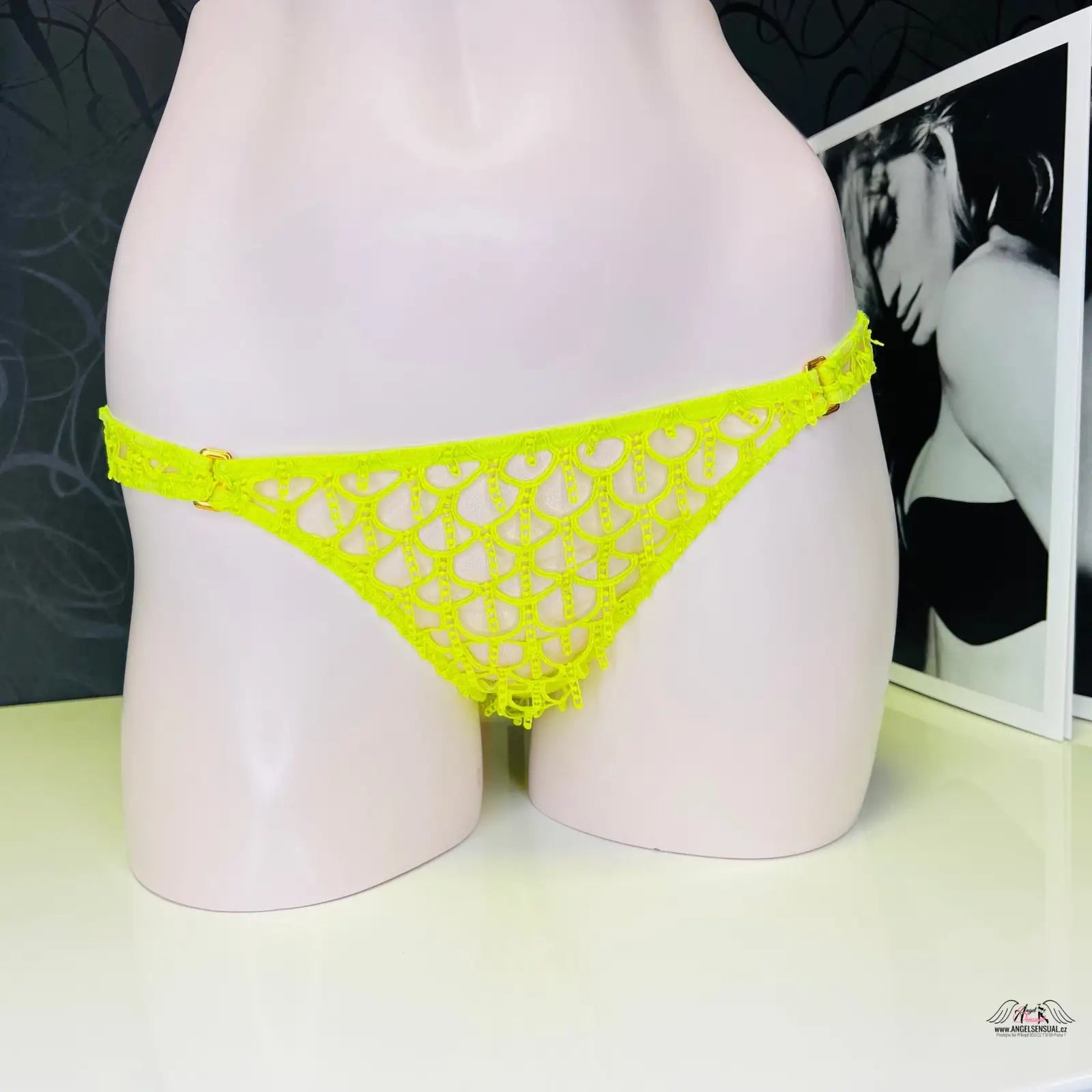 Neon žluté krajkové tangá kalhotky Axis Brief Lime inspirované 70. lety