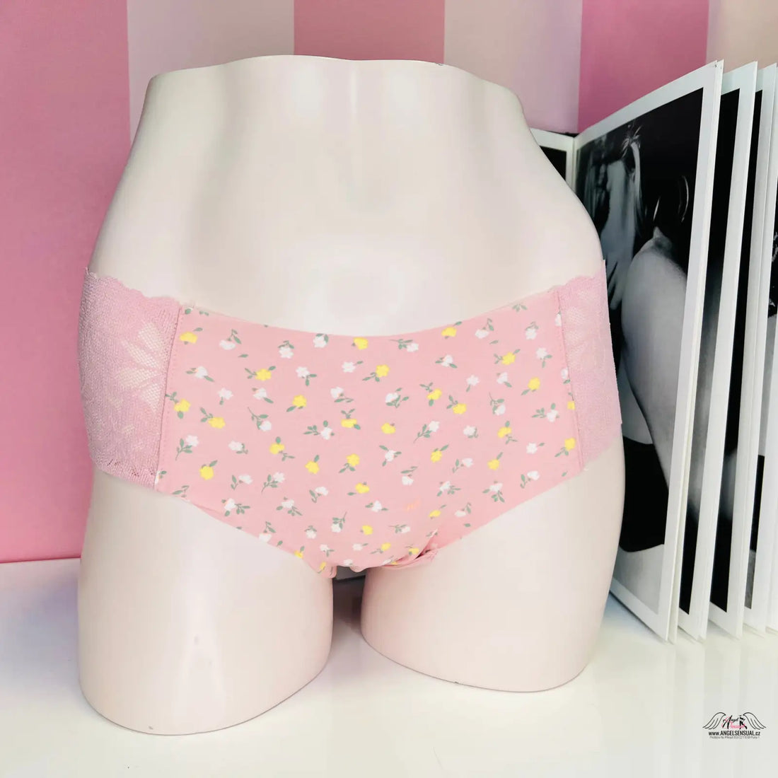 Růžové květinové dámské spodní prádlo v pestrobarevném designu pro moderní šatník