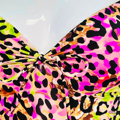 Barevná leopardí potisková mašle s neonově růžovými, žlutými a oranžovými skvrnami