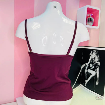 Burgundská tílková top na bílém manekýnu pro elegantní plavkový look