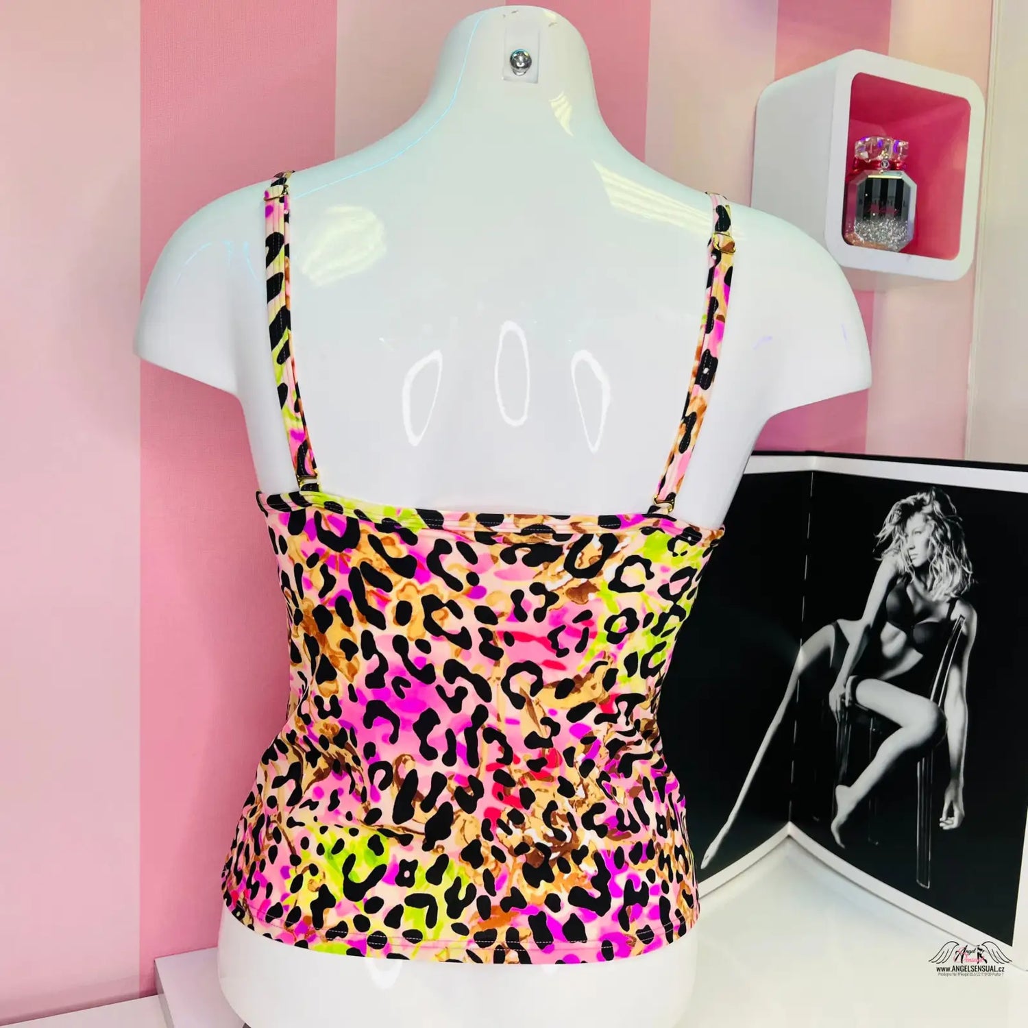 Barevný leopardí vzor na tank topu na bílém manikénu