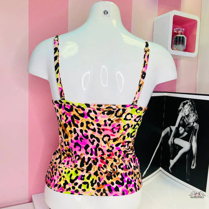 Barevný leopardí vzor na tank topu na bílém manikénu