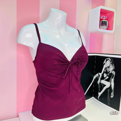 Burgundský tankini s nařaseným předním detailem a ramínky na manekýně