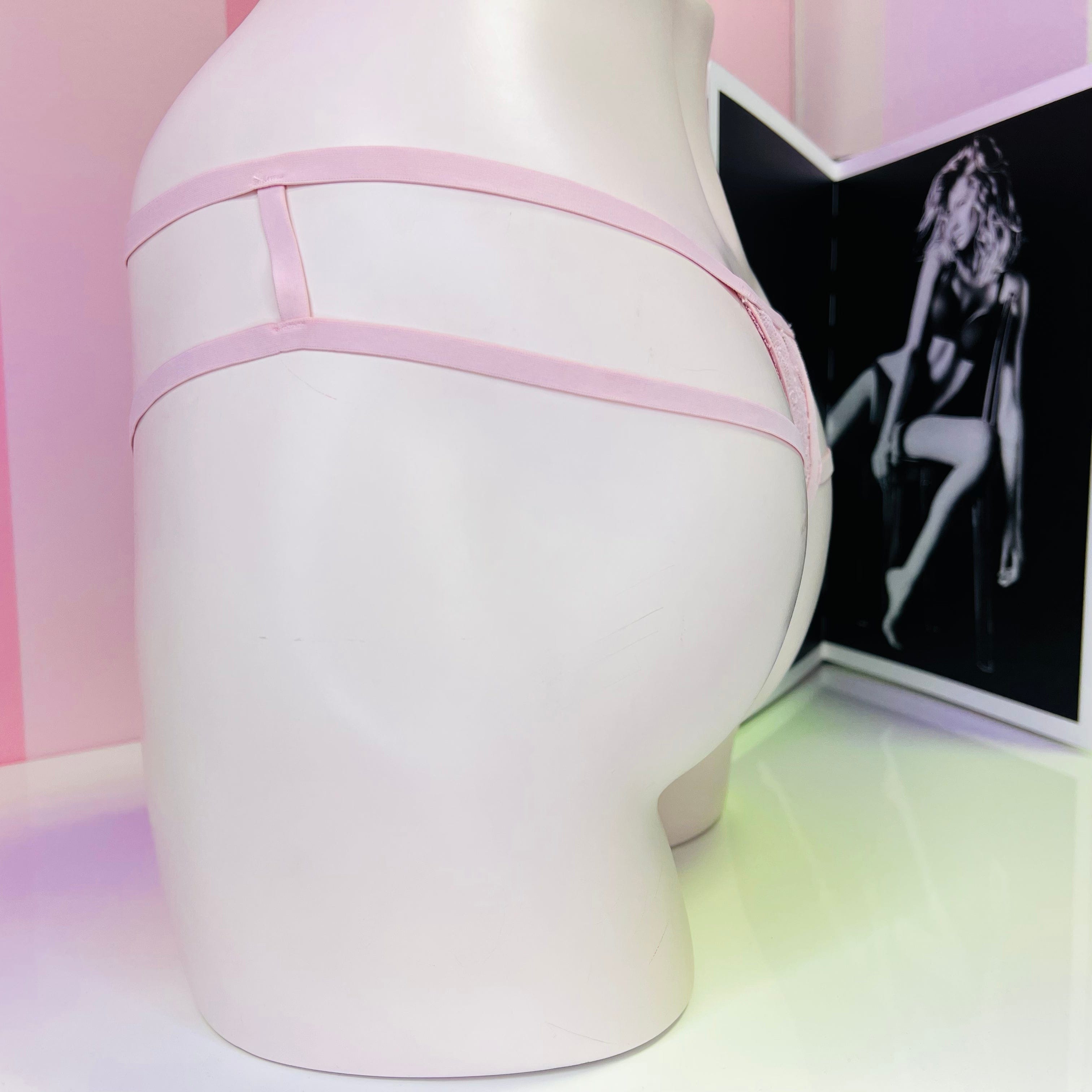 Bílý manekýn s růžovými pásky na sexy strappy tanga Victoria’s Secret