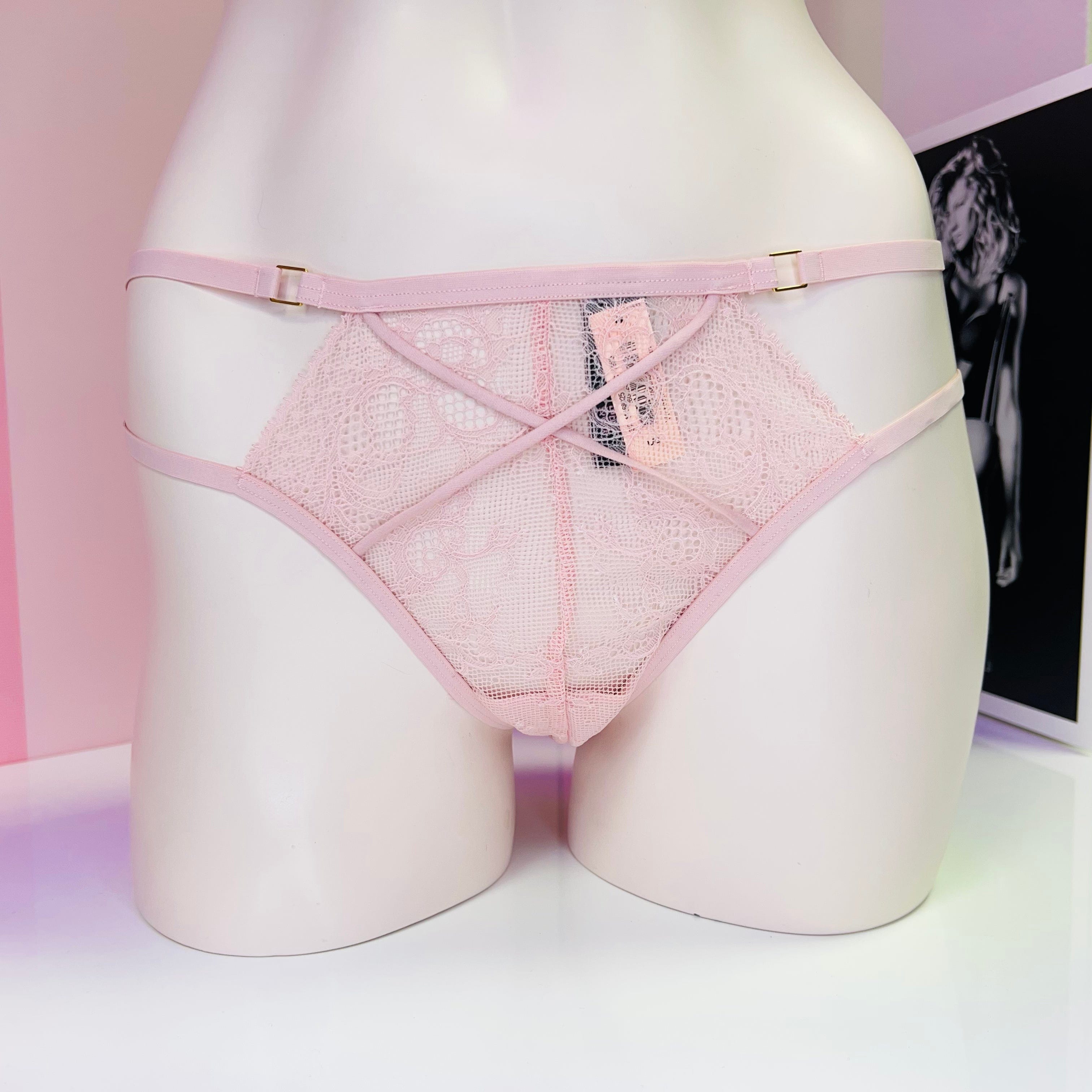 Růžové krajkové a síťované dámské spodní prádlo Victoria’s Secret Strappy Tanga