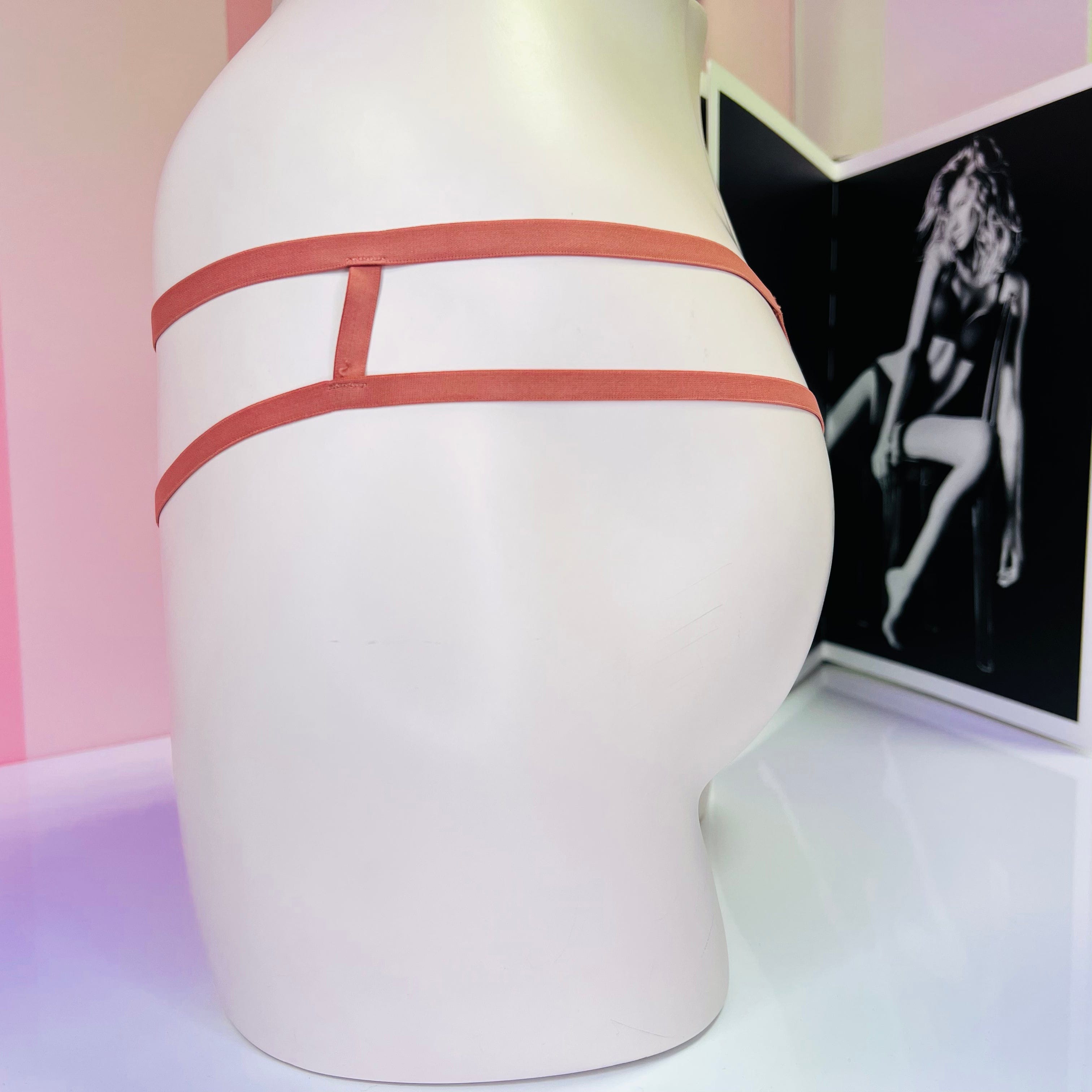 Bílá keramická váza s červenými horizontálními pruhy, stylová sexy strappy tanga