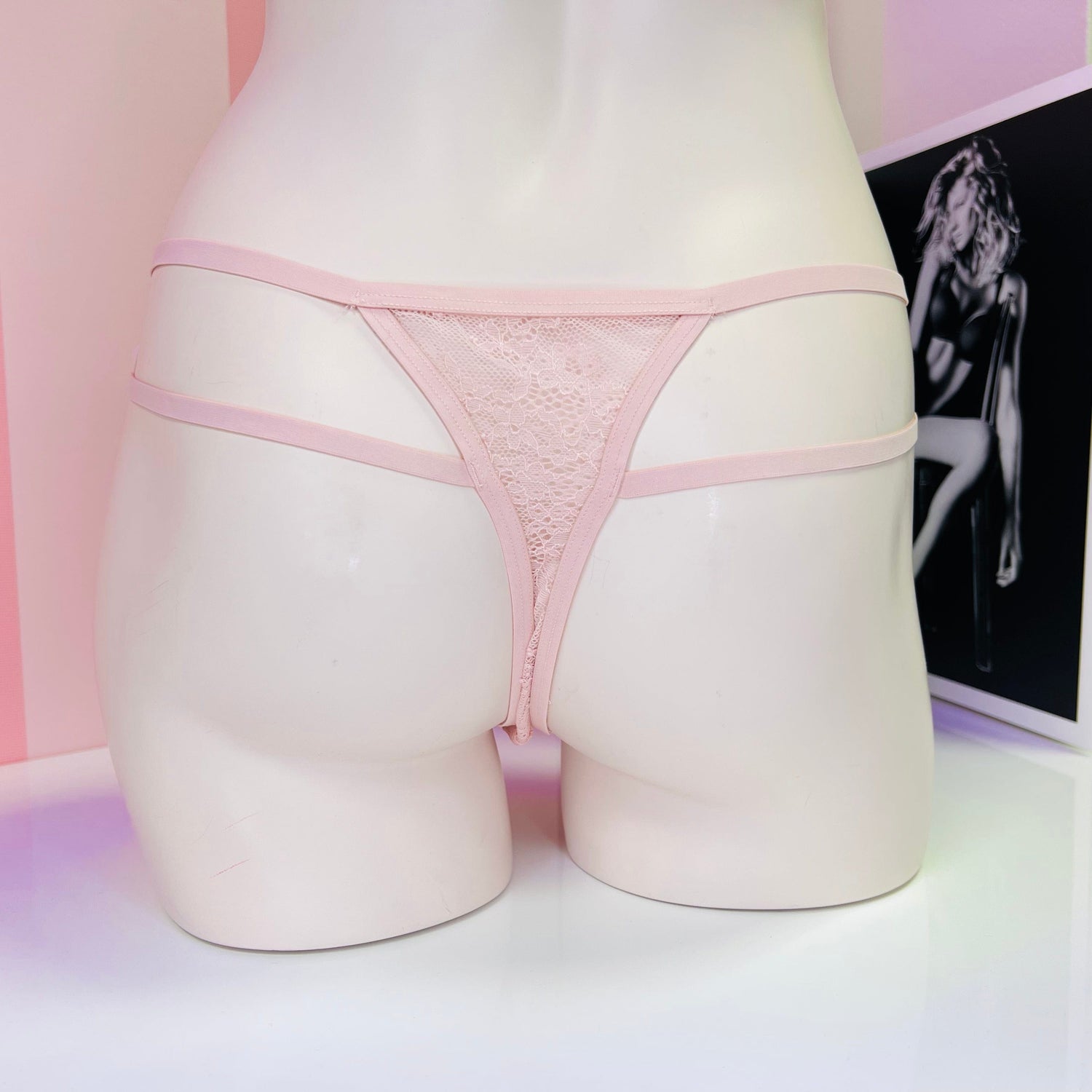 Obrázek obsahuje oznámení o nevhodnosti popisu intimního prádla u Victoria’s Secret Sexy Strappy Tanga