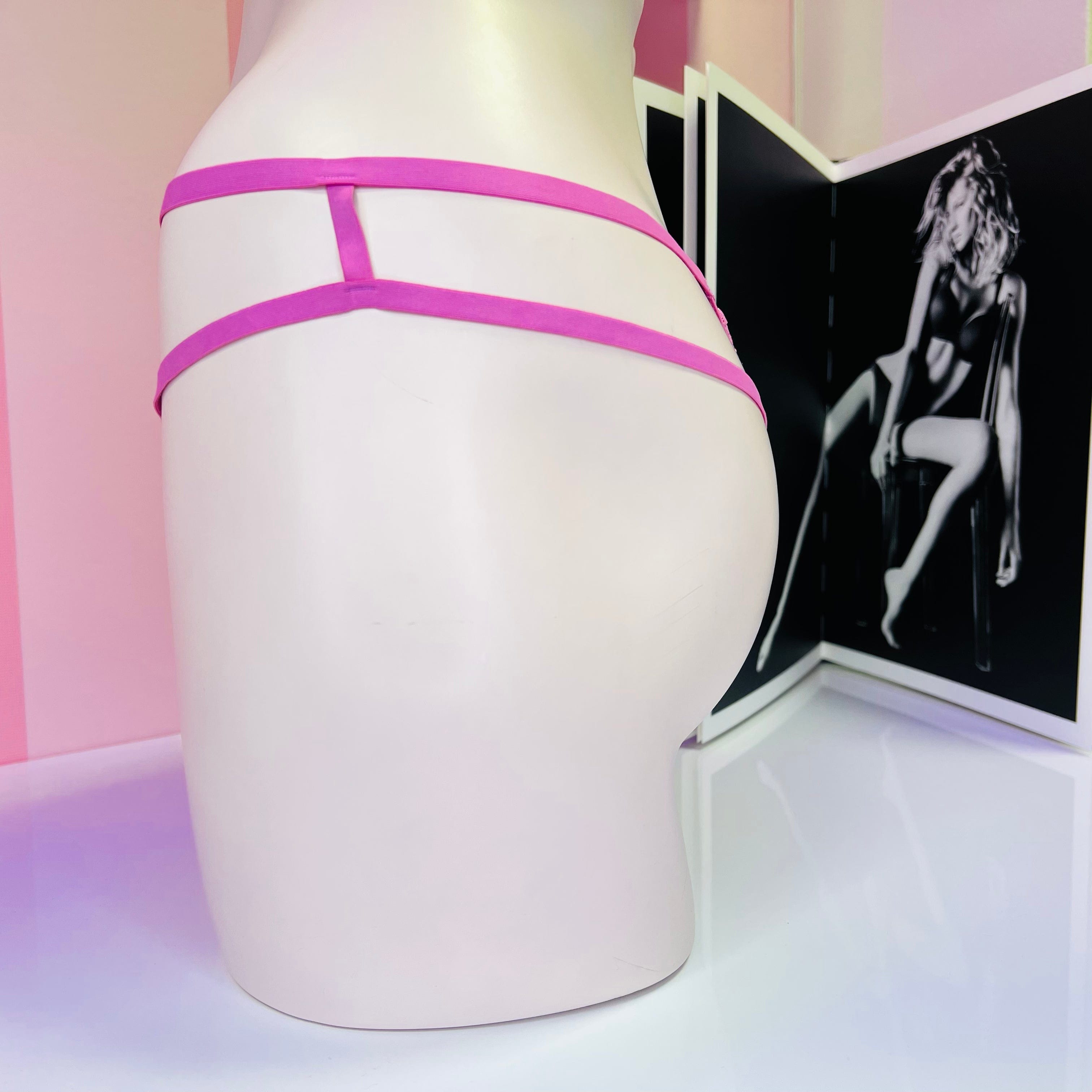 Bílá manekýnská torza nosící růžové sexy strappy tanga Victoria’s Secret