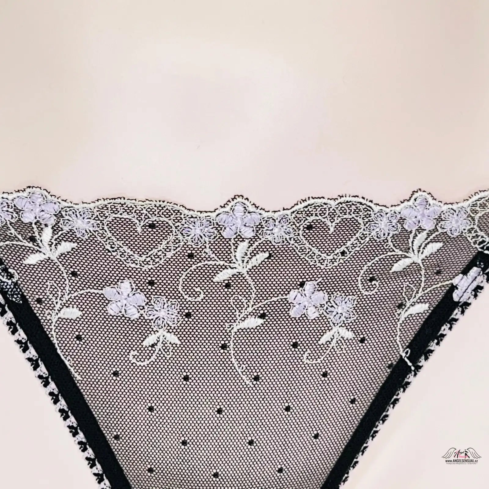 Černobílý krajkový trojúhelník se květinami na elegantních tangách