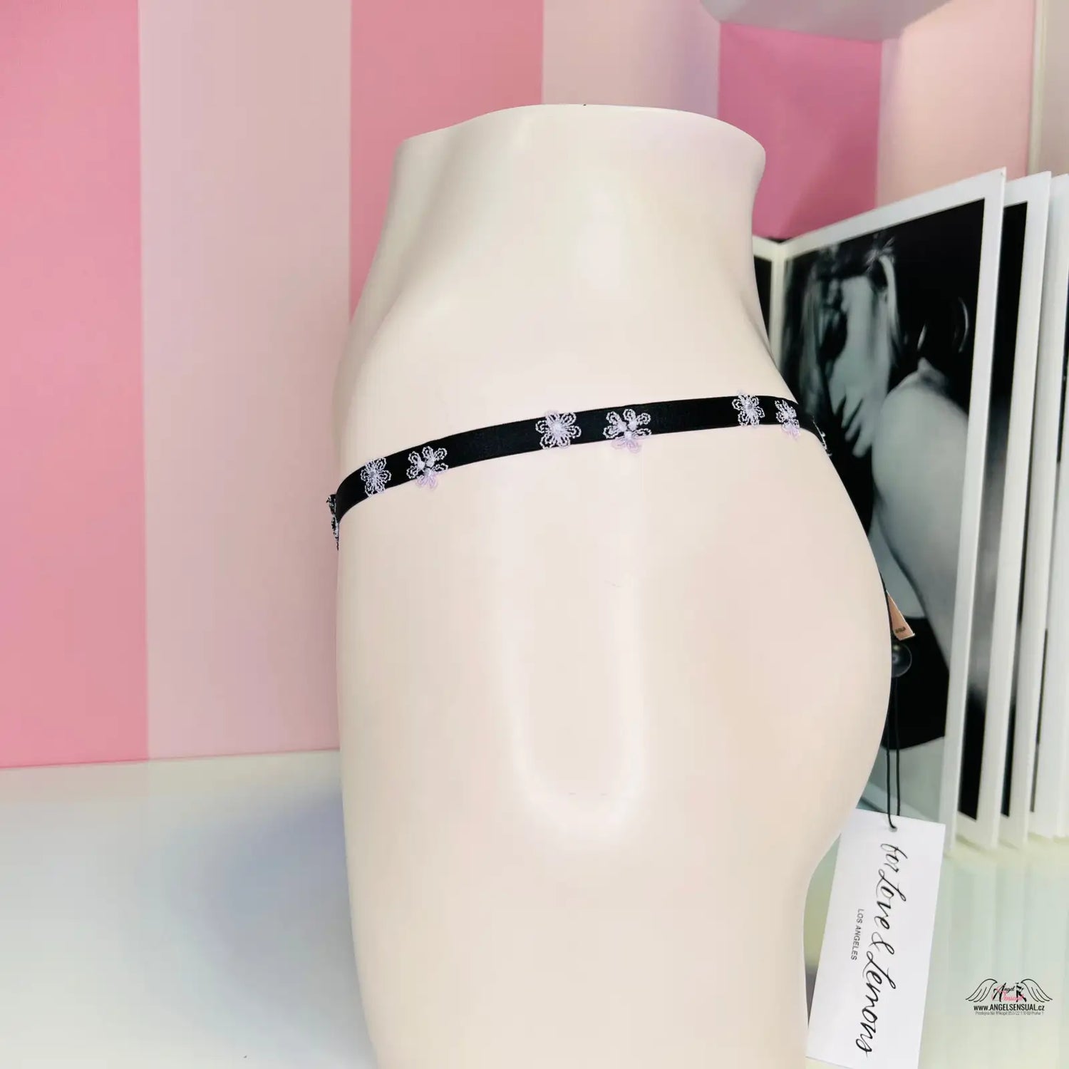 Váza s černou stuhou, elegantní doplněk pro Síťovaná tanga zdobená krajkou