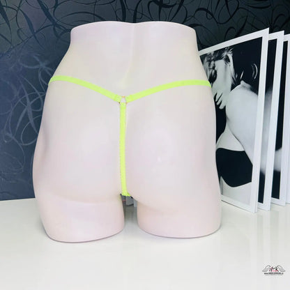 Růžový manekýn v neonově žlutých tangách s mašličkou a elastickými proužky