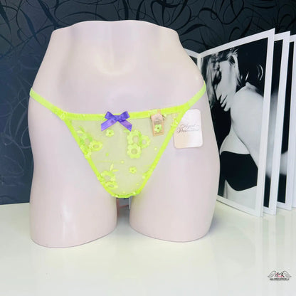Neon žlutá krajková tanga s fialovou mašlí na módní figuríně