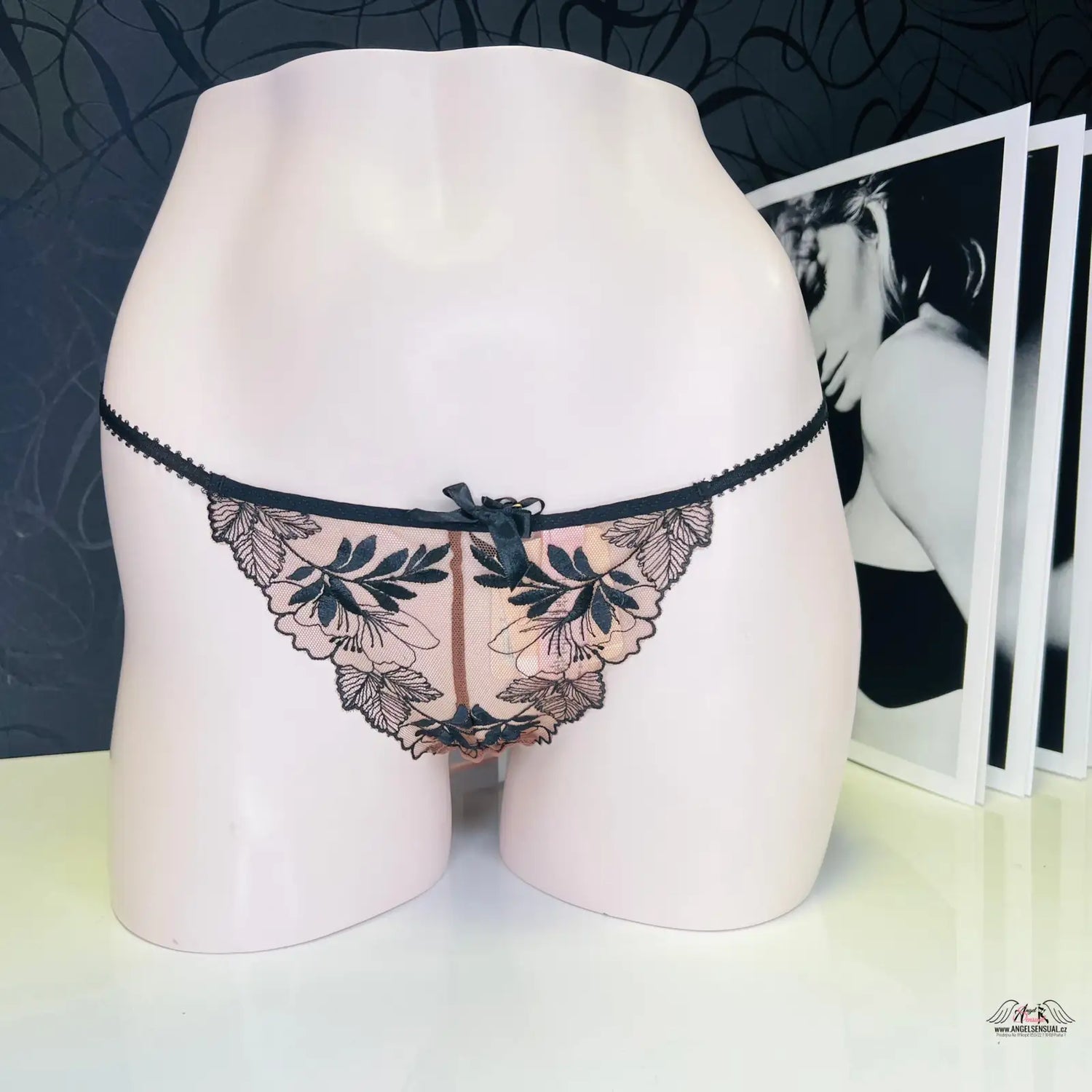 Delikátní černé krajkové tanga s květinovou výšivkou a mašličkou pro elegantní styl