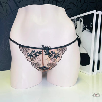 Delikátní černé krajkové tanga s květinovou výšivkou a mašličkou pro elegantní styl