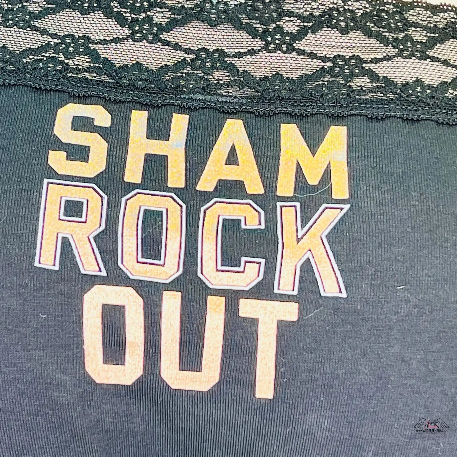 Tmavě zelená košile s krajkovým lemem a textem Sham Rock Out od Elegance Fashion