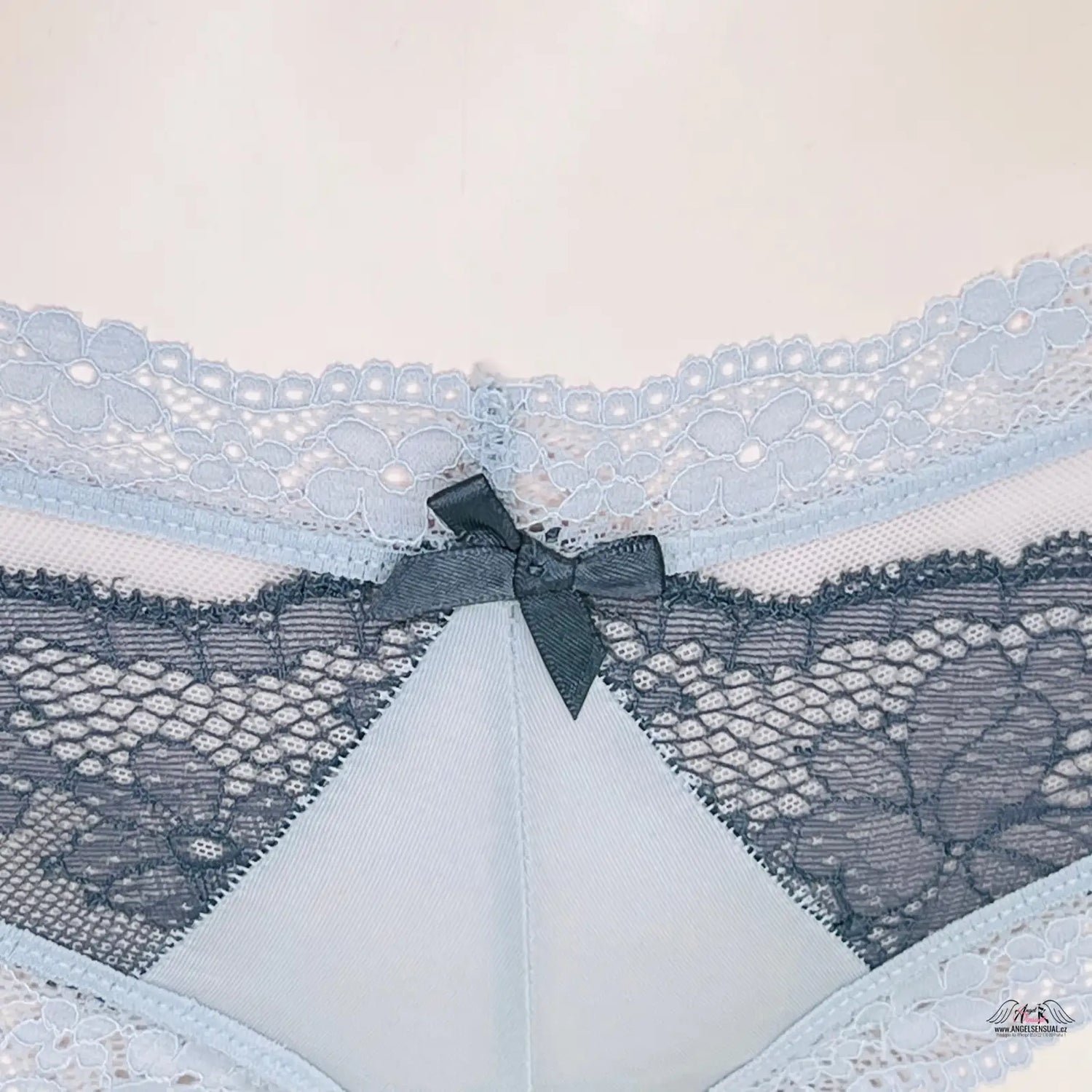 Lace-trimmed navy blue kalhotky s mašlí uprostřed pro elegantní vzhled