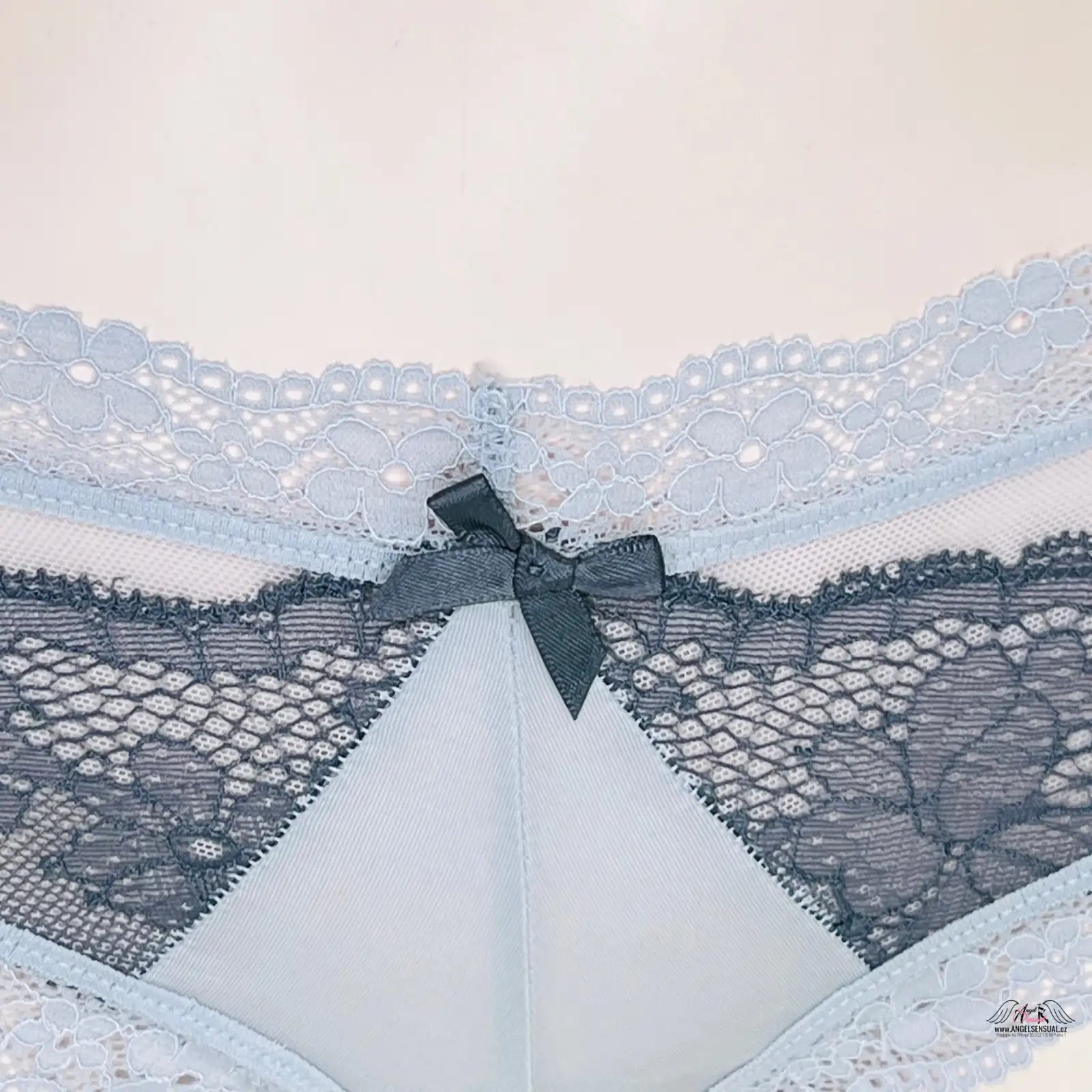 Lace-trimmed navy blue kalhotky s mašlí uprostřed pro elegantní vzhled