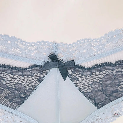 Lace-trimmed navy blue kalhotky s mašlí uprostřed pro elegantní vzhled