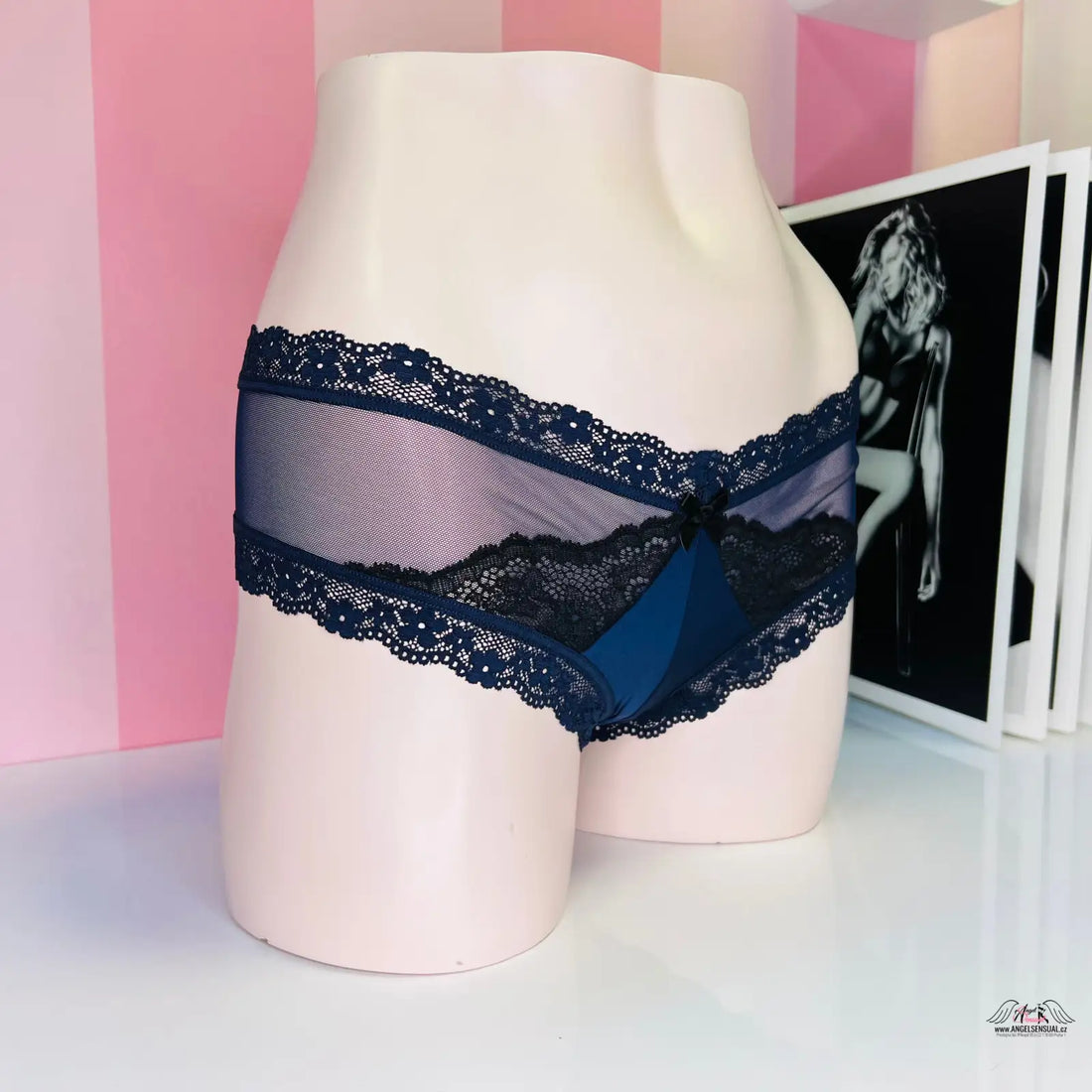 Námořnické krajkové kalhotky na světle růžovém figuríně pro Smyslné Elegance