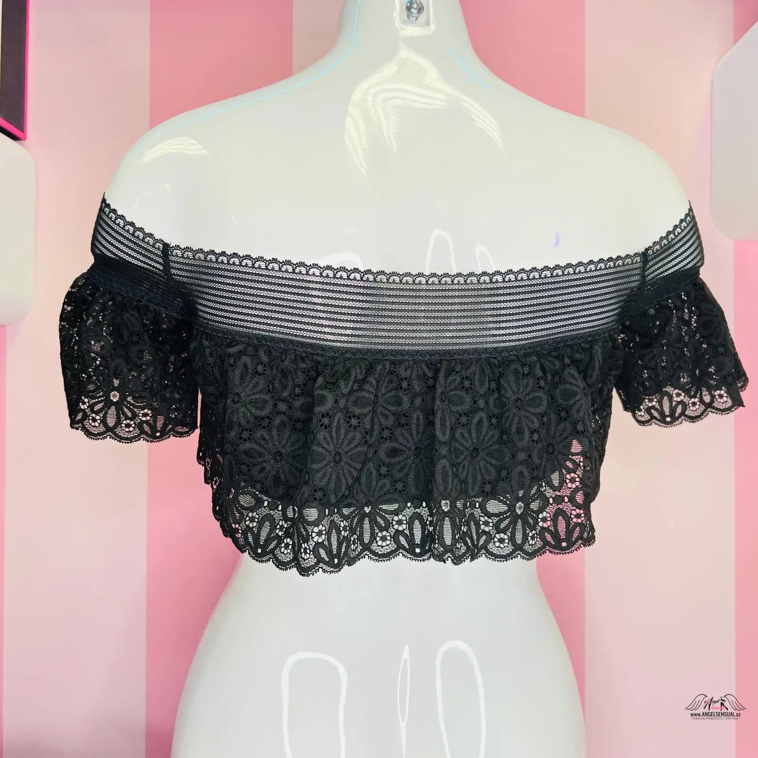 Černá krajková braletka se vzorem bílých a černých pruhů pro elegantní příležitosti