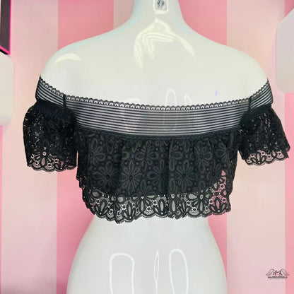 Černá krajková braletka se vzorem bílých a černých pruhů pro elegantní příležitosti