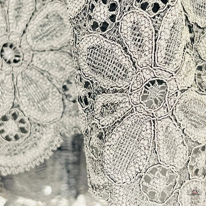 Detailní záběr na krajku s vzorem z bezramínkové braletky Sofistikovaný šarm