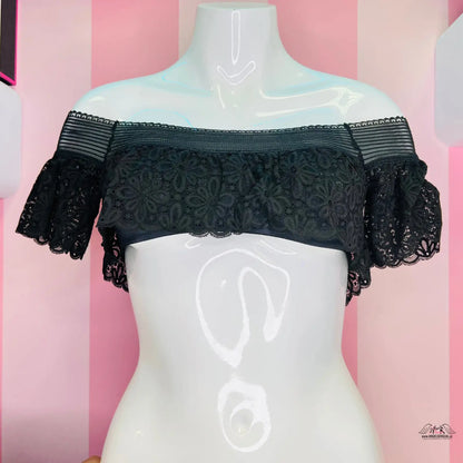 Černý top s krajkovým designem na ramenou, elegantní styl pro každou příležitost