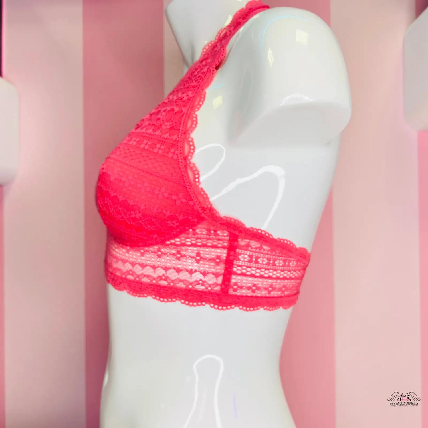 Manekýn s červeným braletem z kolekce Sofistikovaný Styl od Victoria’s Secret